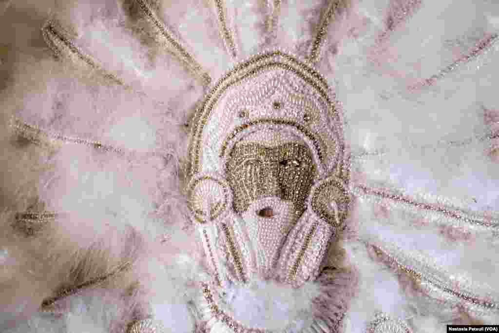 Des costumes de mardi gras, à la Nouvelle Orléans, le 24 mars 2022. (VOA/Nastasia Peteuil)