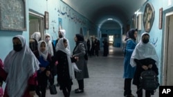 Para siswa tampak berjalan di lorong sekolah menengah khusus perempuan Tajrobawai di Herat, Afghanistan, pada 25 November 2021. (Foto: AP/Petros Giannakouris)