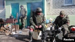 កងកម្លាំង​គាំទ្រ​រុស្ស៊ី​ស្លៀក​ពាក់​ឯកសណ្ឋាន​យោធា​កំពុង​ស្ថិត​នៅ​ក្នុង​ក្រុង Volnovakha ប្រទេស​អ៊ុយក្រែន ថ្ងៃទី១២ ខែមីនា ឆ្នាំ២០២២។ (REUTERS/Alexander Ermochenko)