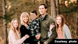 安·克拉克一家，安环抱中的孩子就是他们正准备领养的乌克兰孤儿小A（来源：Ann Clark）