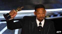 L'acteur Will Smith accepte le prix du meilleur acteur dans un rôle principal pour "King Richard" lors de la 94e cérémonie des Oscars au Dolby Theatre à Hollywood, Californie, le 27 mars 2022.