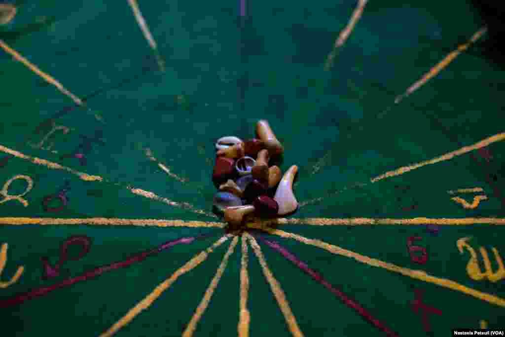 Lecture d&#39;os africain dans le temple vaudou, dans le French Quarter, à la Nouvelle Orléans, le 25 mars 2022. (VOA/Nastasia Peteuil)