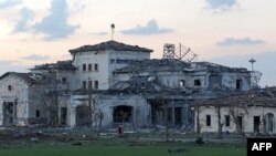 Tampak sebuah bangunan di wilayah Arbil, Irak, yang hancur akibat serangan misil yang dilancarkan oleh Iran, pada 13 Maret 2022. (Foto: AFP/Safin Ahmed)