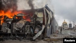 Zgrada gori nakon granatairanja, tokom ruskog napada na Ukrakinu, u Irpinu, nedaleko od Kijeva, Ukraina, 30. marta 2022.