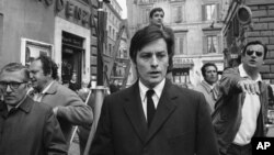 آلن دلون در نمایی از فیلم دسته سیسیلی‌ها ساخته ۱۹۶۹