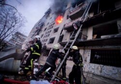 یک ساختمان مسکونی آسیب‌دیده در حمله روسیه به اوکراین