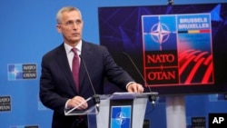 Sekjen NATO Jens Stoltenberg berbicara kepada media di Brussel, Belgia hari Rabu (23/3). 