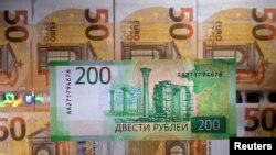 Uang kertas rubel Rusia terlihat berada di depan uang kertas euro dalam ilustrasi yang diambil 1 Maret 2022. (Foto: REUTERS/Dado Ruvic)