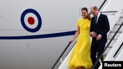 Pangeran William dan sang istri Kate turun dari pesawat RAF Voyager ketika tiba di Bandara Internasional Norman Manley di Kingston, Jamaika, dalam kunjungan mereka ke wilayah Karibia pada 22 Maret 2022. (Foto: Reuters/Tobby Melville)
