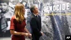 លោក Antony Blinken រដ្ឋមន្ត្រី​ការបរទេស​សហរដ្ឋ​អាមេរិក ទស្សនា​ការតាំង​ពិព័រណ៌ «មាគ៌ា​របស់​ភូមា​ឆ្ពោះ​ទៅ​រក​ការប្រល័យ​ពូជសាសន៍» នៅ​សារមន្ទី Memorial Holocaust សហរដ្ឋ​អាមេរិក កាលពី​ថ្ងៃចន្ទ ទី២០ ខែមីនា ឆ្នាំ២០២២ នៅក្នុង​រដ្ឋធានី​វ៉ាស៊ីនតោន។ (Kevin Lamarque, Pool via AP)