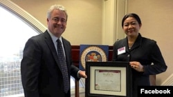 រូប​ឯកសារ៖ អ្នកស្រី អ៊ុង ថារី ទទួល​រង្វាន់​«ស្ត្រី​ឆ្នើម​ប្រចាំ​ឆ្នាំ»​ពី​សមាជិក​សភា​នៃ​រដ្ឋ California ក្នុង​រូបថត​ផ្សាយ​ដោយ​ទំព័រ​ហ្វេសប៊ុក​ក្រុង​ខ្មែរ Cambodia Town កាល​ពី​ថ្ងៃ​ទី​២៥ ខែ​មីនា ឆ្នាំ​២០១៧។ (Facebook/Cambodia Town)