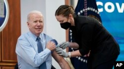 Prezidan Joe Biden resevwa dezyBiden Resevwa yon Dezyem Vaksen Booster Kont COVID-19m vaksen booster li kont COVID-19 nan Lamezonblanch, Mekredi 30 Mas, 2022. 