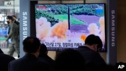 Orang-orang menonton TV yang menampilkan file gambar peluncuran rudal Korea Utara selama program berita di Stasiun Kereta Api Seoul di Seoul, Korea Selatan, 5 Maret 2022. (Foto: AP)