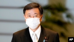 Hirokazu Matsuno, Ketua Sekretaris Kabinet yang baru, tiba di kediaman resmi perdana menteri setelah upacara pengesahan kabinet oleh Perdana Menteri Fumio Kishida di Istana Kekaisaran Senin, 4 Oktober 2021, di Tokyo. (AP/Shuji Kajiyama)