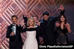 Ekipa filma "Coda" prima nagradu za najbolji ansambl i pokazuje znak "Volim te" na 28. godišnjoj dodeli nagrada esnafa filmskih glumaca, 27. februara 2022. u Santa Moniki u Kaliforniji.