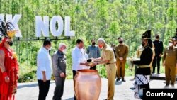 Presiden Jokowi melakukan prosesi penyatuan air dan tanah di Titik Nol, IKN di Kabupaten Penajam Paser Utara, Kaltim, Senin (14/3) yang berasal dari 34 Provinsi di Indonesia yang dibawa oleh masing-masing gubernur. (biro Setpres)