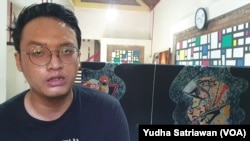 Pengelola Batik Toeli Laweyan, Taufan Wicaksono saat ditemui di rumah produksi batik motif Moto GP Mandalika. (Foto: VOA/Yudha Satriawan)