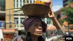 កញ្ញា សេង​ ធារី​ ទូលកញ្ជើ​នៅក្រៅសាលាដំបូង​ក្នុង​ទីក្រុងទីភ្នំពេញ​ ថ្ងៃទី​៥ ខែមេសា​ ឆ្នាំ​២០២២។ (ហ៊ុល រស្មី/វីអូអេ)​​