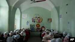 Sejumlah siswa perempuan mengikuti kegiatan belajar di Sekolah Menengah khusus Perempuan Tajrobawai Girls High School, di Herat, Afghanistan, pada 25 November 2021. (Foto: AP/Petros Giannakouris)