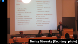 俄罗斯传媒学者Dima正在讲解媒体如何塑造普京与乌克兰的形象 (照片来源：Dmitry Strovsky个人脸书)