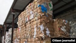 ເຈ້ຍເສດຖືກອັດເປັນກ້ອນ ເພື່ອນຳໄປຂາຍຕໍ່.