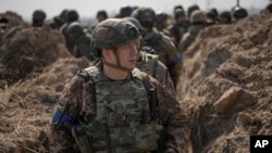 올렉산드르 시르스키 우크라이나 육군 총사령관이 지난 3월 수도 크이우(러시아명 키예프) 인근 참호를 점검하고 있다. (자료사진)