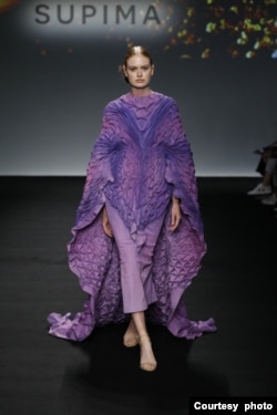 Seorang model mengenakan busana rancangan Illene Martoseno untuk kompetisi desain Supima, dalam peragaan busana di Pier59 Studios pada pekan mode New York, September 2019. (Foto: Courtesy of Supima)