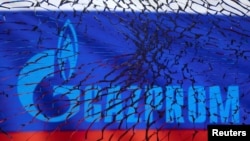 以俄罗斯国旗为背景的俄罗斯天然气工业公司标识