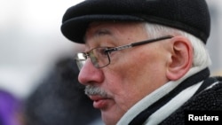 ARHIVA - Oleg Orlov, član Memorijal grupe za ljudska prava, razgovara sa novinarima ispred suda u Moskvi, 29. decembra 2021.