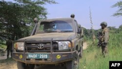 Une voiture de patrouille des Forces de défense du peuple ougandais est vue lors d'une opération près de Semuliki le 10 décembre 2021.