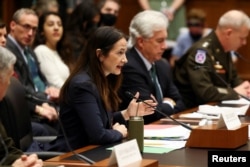 애브릴 헤인스(가운데) 미 국가정보국장이 8일 하원 청문회에서 증언하고 있다.