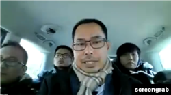 Judha Nugraha, dalam mobil bersama sembilan WNI yang baru saja melintasi perbatasan dan memasuki wilayah Polandia dalam pemaparan proses evakuasi 9 WNI di Chernihiv secara virtual, Jumat, 18 Maret 2022. (KemluRI/Screengrab)