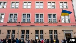 Warga antre untuk menerima suntikan vaksin COVID-19 di Berlin, Jerman hari Kamis, 10 Maret 2022 di tengah lonjakan kasus harian di sana. 