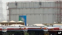 Truk bahan bakar berbaris di depan tangki penyimpanan di pabrik curah Jeddah Utara, fasilitas minyak Aramco, di Jeddah, Arab Saudi, pada 21 Maret 2021. (Foto: AP)