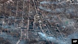 Në një foto satelitore të marrë nga Maxar Technologies, duken godinat e goditura në qytetin Mariupol (19 mars 2022)