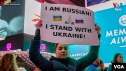 ARHIVA: Ruskinja anti-ratnom protestu u Njujorku.
