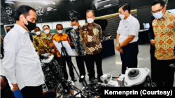 FILE -Presiden RI Jokowi dan Menteri Perindustrian Agus Gumiwang Kartasasmita saat peluncuran mobil listrik buatan Indonesia. (Foto: Kemenperin)