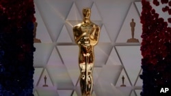 Statua Oskara na crvenom tepihu uoči 94. dodele nagrada američke Filmske akademije u Los Anđelesu, 26. marta 2022.