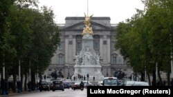 Istana Buckingham di pusat kota London, 14 Oktober 2013. (Foto: REUTERS/Luke MacGregor)