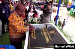 Gubernur Papua Lukas Enembe menandatangani prasasti perempuan kantor gubernur Papua di Jayapura dalam tangkapan layar.