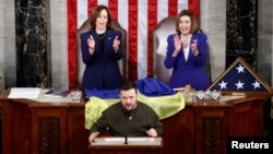 ប្រធានាធិបតី​អ៊ុយក្រែន​លោក Volodymyr Zelenskiy ថ្លែង​សុន្ទរកថា​ទៅ​កាន់​សភា​​សហរដ្ឋ​អាមេរិក ខណៈ​ប្រធាន​រដ្ឋសភា លោកស្រី Nancy Pelosi អនុប្រធានាធិបតី​លោកស្រី Kamala Harris ទះដៃ​នៅ​ពី​ក្រោយ ក្នុង​រដ្ឋធានី​វ៉ាស៊ីនតោន កាល​ពី​ថ្ងៃ​ទី​២១ ខែ​ធ្នូ ឆ្នាំ​២០២២។