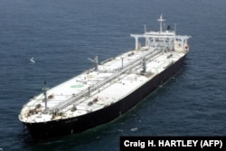 Supertanker Rusia Astro Lupus menunggu untuk menurunkan muatannya dari pengiriman langsung pertama minyak mentah Rusia ke Amerika Serikat pada 3 Juli 2002 di Teluk Meksiko 50 mil dari Houston, Texas. (Foto: AFP/Craig H. HARTLEY)