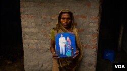 41 سالہ بیوہ اسلان دیوی یادو اپنی شادی کے دن کی تصویر دکھا رہی ہیں۔ اس کے شوہر، منیشور یادو، قطر میں ایک تعمیراتی سائٹ پر کام کرتے تھے اور اس دورن ہلاک ہوئے۔