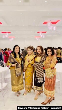 ຍານາງ ໄຊຊະນະ ຖ່າຍຮູບກັບໝູ່ໃນງານສັງສັນຂອງສະມາຄົມລາວ.