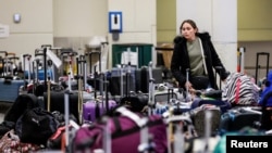 27일 미국 시카고 미드웨이 국제공항에서 사우스웨스트 항공사 여행객이 줄지어 서 있는 수화물 속에서 자신의 짐을 찾고 있다.