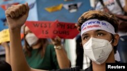 지난 7월 필리핀 마닐라 주재 중국 영사관 앞에서 중국의 남중국해 영유권 주장에 항의하는 시위가 열렸다.