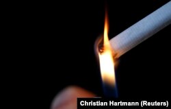 រូបឯកសារ៖ អ្នក​ជក់បារីម្នាក់​កំពុង​អុជបារី នៅទីក្រុងប៉ារីស ប្រទេសបារាំង កាលពីថ្ងៃទី៨ ខែតុលា ឆ្នាំ២០១៤។