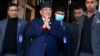 Mantan pemimpin gerilya Nepal Pushpa Kamal Dahal (2L), lebih dikenal sebagai Prachanda meninggalkan kantor presiden, di Bhaktapur di pinggiran Kathmandu, 25 Desember 2022. (Foto: AFP )