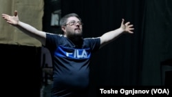 Емотивен, приврзан за театарот и воодушевен од великаните на македонското глумиште е Гоце Маринковски, актер-аматер, со Даунов синдром