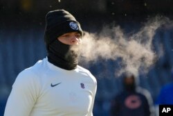 Chicago Bears quarterback Justin Fields (1) warms up before an NFL football game against the Buffalo Bills in Chicago, Dec. 24, 2022.